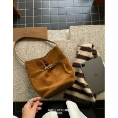 MBH磨砂牛皮水桶包皮带扣慵懒松弛斜挎单肩包