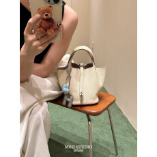 批发菜篮子包气质白色真皮水桶包休闲头层牛皮百搭手提包(配锁头)