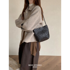 批发头层植鞣水洗擦色牛皮墩墩包手工编织文艺重工单肩包斜挎包