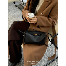 批发黑红撞色高级复古头层牛皮波士顿多隔层枕头包百搭通勤斜挎单肩包