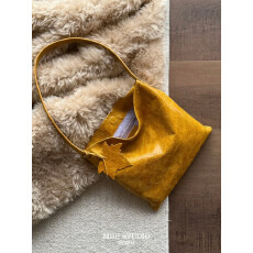 批发新款头层油蜡牛皮小众设计真皮极简慵懒松弛单肩包(配枫叶挂件)