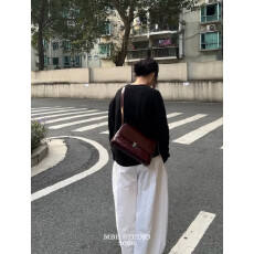 MBH复古油蜡牛皮邮差法棍包高级感朗姆酒红单肩斜挎包