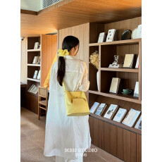 批发【MBH】头层牛皮口金夹慵懒水桶包大容量软调松弛斜挎单肩包