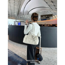 MBH早春新品杂志感真皮翻盖法棍包大容量通勤腋下单肩包