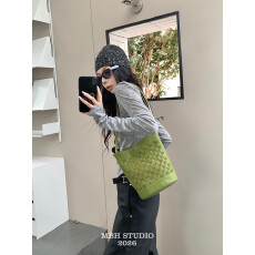 批发MBH头层牛皮手工编织水桶包<b class='q'>复古</b>休闲通勤斜挎单肩包