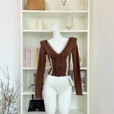 批发DULA好好<b class='q'>家</b> 欲辣撩精/蕾丝木耳边V领T恤女秋冬修身内搭打底衫上衣