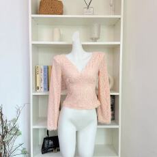 批发维斯小姐[落<b class='q'>樱</b>情书]修身打底衫 大V领蕾丝显瘦上衣 粉呢<b class='q'>子</b>半裙