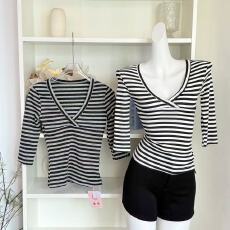 批发Laareetoo  条纹<b class='q'>七分袖</b><b class='q'>T</b><b class='q'>恤</b>女夏季气质百搭V领设计感上衣修身显瘦