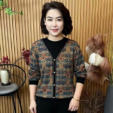 批发洋气中老年<b class='q'>妈妈装</b>秋季时尚圆领烫钻拼接假两件遮肚子显瘦长袖上衣