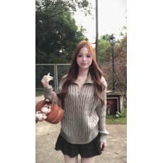 灰色Polo领毛衣灰色百褶裙