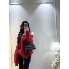 批发红色一字肩毛衣黑色微喇牛仔<b class='q'>长裤</b>