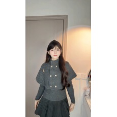 灰色圆领斗篷毛衣灰色百褶裙