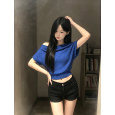 批发蓝色一字肩针织上衣黑色短裤两件套