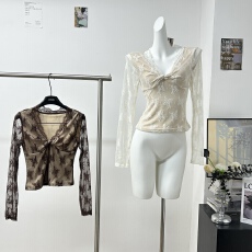 批发Wild Kiwi 蕾丝v领长袖<b class='q'>T</b><b class='q'>恤</b>女秋冬新款微透性感修身显瘦打底衫上衣