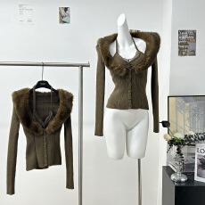 批发wooha 吾哈2025冬季新款设计感古早毛领修身针织吊带开衫两件套女