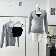 批发YOLO SHOP 时光交叠 灰色设计感小众修身V领<b class='q'>毛衣</b>女冬季气质上衣
