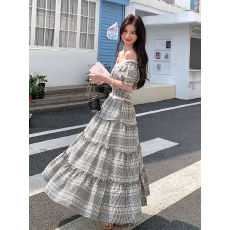 批发纯欲风一字肩格子连衣裙女2026夏季新款法式复古高腰显瘦蛋糕长裙