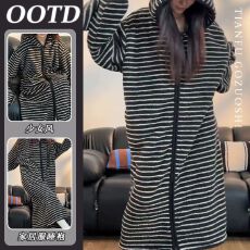 批发韩版黑白条纹珊瑚绒连帽睡袍女款冬季新款加绒加厚保暖家居服睡裙