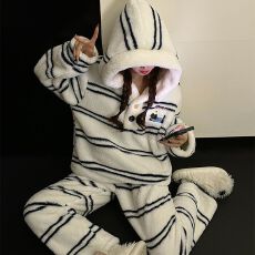 批发天鹅绒300克 冬季珊瑚绒<b class='q'>睡衣</b>女长袖加厚保暖家居服套装