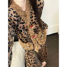 批发豹纹黑皮冬季新款V领开衫<b class='q'>珊瑚</b><b class='q'>绒</b>加厚加<b class='q'>绒</b>保暖少女家居服套装