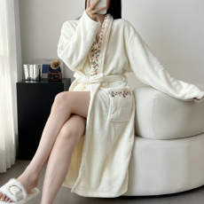 批发300g加厚保暖珊瑚绒睡袍女士浴袍宽松绑带睡衣樱桃刺绣法兰绒