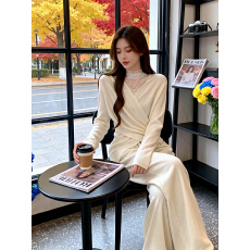 批发实拍 2025早春新款V领蕾丝拼接<b class='q'>个性</b>打底针织衫<b class='q'>时尚</b>显瘦百搭单上衣