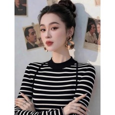 批发设计感绝美黑白<b class='q'>条纹</b>半高领长袖<b class='q'>针织衫</b>女秋冬新款简约休闲修身小衫