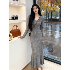 批发灰色u领长袖针织连衣裙女秋冬2025新款法式气质修身打底<b class='q'>包臀</b><b class='q'>长裙</b>