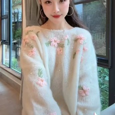 批发韩系温柔风<b class='q'>立体</b><b class='q'>花朵</b>套头毛衣女冬季设计感宽松软糯圆领针织衫<b class='q'>上衣</b>