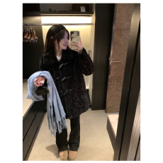 批发羊羔毛外套女2024新款<b class='q'>秋</b>冬女装牛角扣中长款黑色加厚加棉皮草大衣