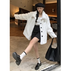 批发2024年新款高级感秋冬温柔甜酷羊羔毛绒绒白色环保皮草短款外套女