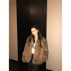 批发'流光琥珀'大表姐狐狸毛短款韩版年轻款毛毛大衣网红款女皮草外套