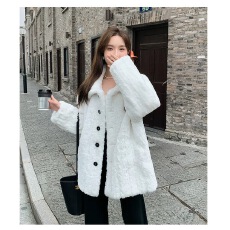 批发2024年新款高级感秋冬温柔甜酷羊羔毛绒绒白色环保皮草短款外套女