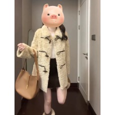 批发环保<b class='q'>皮草</b>外套女冬季韩系牛角扣保暖加厚款式百搭羊羔毛绒长袖<b class='q'>大衣</b>