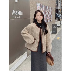 批发新款小香风外套女小个子<b class='q'>秋</b>冬仿羊羔毛皮草加厚皮毛一体外套上衣