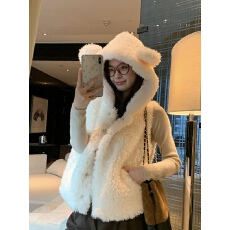 批发小熊耳朵马甲连帽毛毛外套女2025冬季新款羊羔毛绒马夹坎肩背心