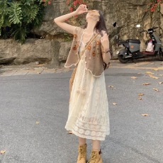 批发别致流苏镂空蕾丝吊带<b class='q'>连衣裙</b>女夏季2025新款中长款收腰洋气A字裙