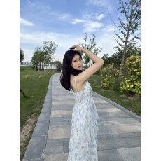 批发法式初恋蓝色碎花吊带<b class='q'>连衣裙</b>两件套春季2025新款仙气海边度假长裙