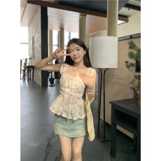 批发杏色碎花系带小飞袖方领<b class='q'>衬衫</b>女夏季法式甜美小众<b class='q'>修身</b>短款绝美上衣