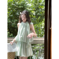 批发法式绿色挂脖无袖吊带<b class='q'>连衣裙</b>子女夏季2026新款小个子花苞短裙套装