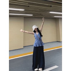 韩系挂脖V领无袖吊带背心女设计感收腰气质格子衬衫上衣夏季新款