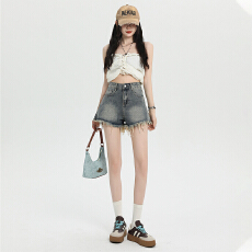 批发2026美式辣妹<b class='q'>牛仔</b><b class='q'>短裤</b>女复古夏季新款<b class='q'>高腰</b>百搭宽松显瘦毛边热裤