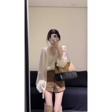 批发v领蕾丝拼接长袖<b class='q'>雪纺衫</b>上衣女2025秋季新款咖色高腰短裤两件套装