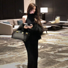 批发<b class='q'>黑色</b>挂脖针织<b class='q'>连衣裙</b>子女秋冬季2025新款法式气质修身宴会包臀长裙