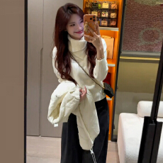 批发<b class='q'>白色</b>翻领高领毛衣女2025新款秋冬不规则设计感宽松内搭打底<b class='q'>针织衫</b>