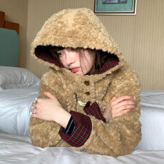 批发小个子牛角扣连帽羊羔毛绒<b class='q'>外套</b>女冬季2026新款流行爆款高级摇粒绒