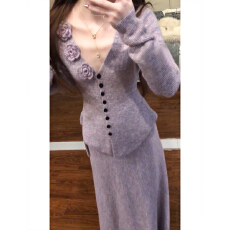 批发紫色法式气质v领针织连衣裙子女<b class='q'>秋</b>冬2026新款巨好看穿搭一整套装