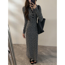 批发法式灰色v领针织<b class='q'>连衣裙</b>子女秋<b class='q'>冬季</b>2026新款气质修身内搭毛衣短裙