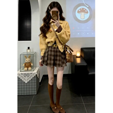 批发2026秋<b class='q'>冬</b>黄色针织毛衣开衫格纹半身短裙子女巨好看一整套韩系穿搭