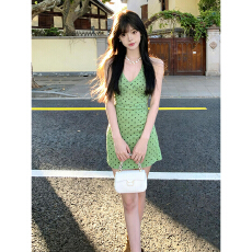 批发法式复古高级感绿色波点连衣<b class='q'>裙子</b>女2026新款夏季修身挂脖包臀短裙